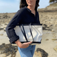 Cabas noir et blanc porté à la plage
