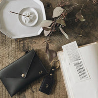 Photo d'ambiance d'une enveloppe et d'un porte-clés qui sont personnalisés